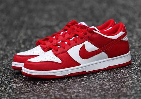 red dunks nike.